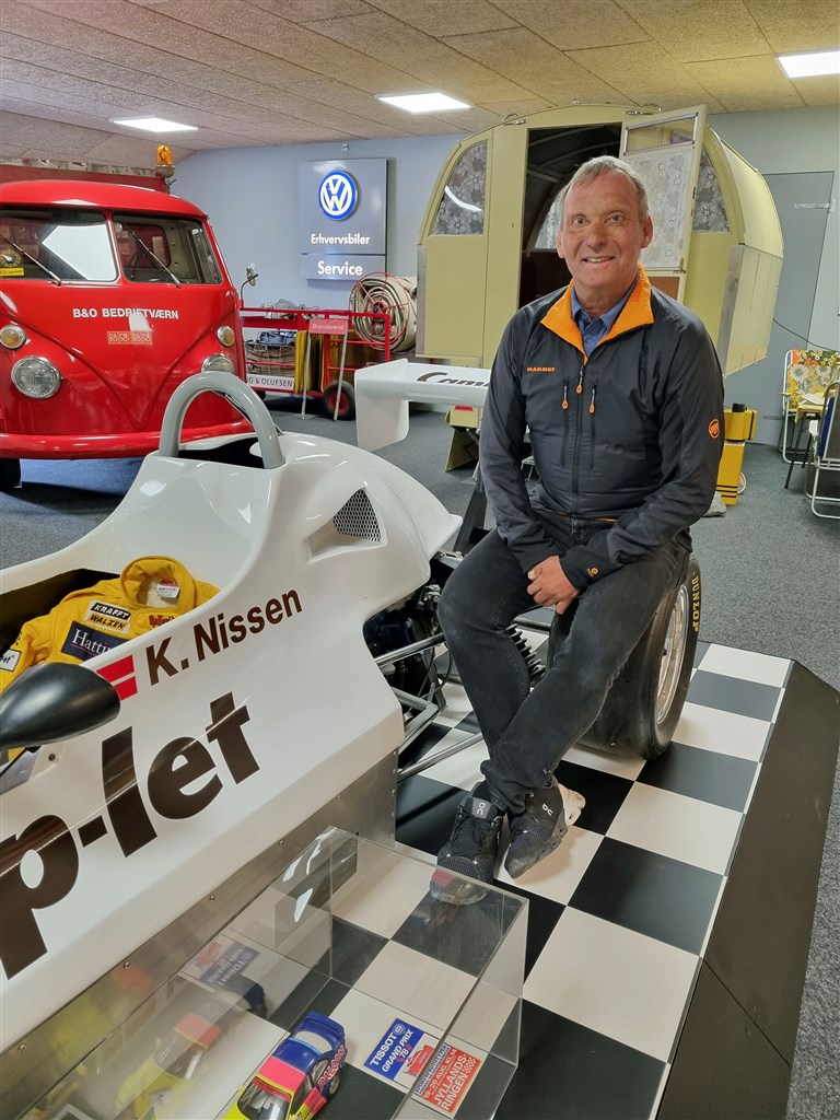 Kris Nissen på VW og Retro Museum i Ulfborg med sin første racerbil.
(Foto: Holstebro Pressen)